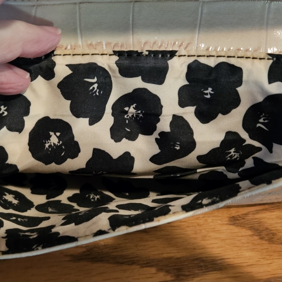 EUC Anne Klein Cream Colored Vegan Leather Croc Clutch With Lion Magnetic Closer - Picture 7 of 10